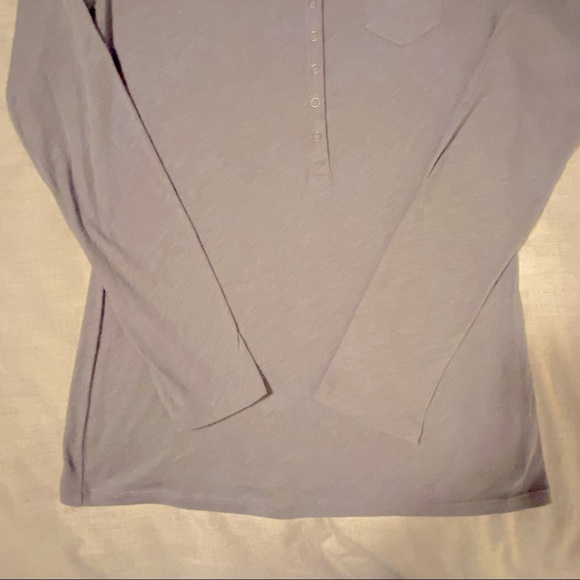 🎈$5 Find! GAP Grey tshirt. Long sleeve snap up front. - Picture 5 of 6
